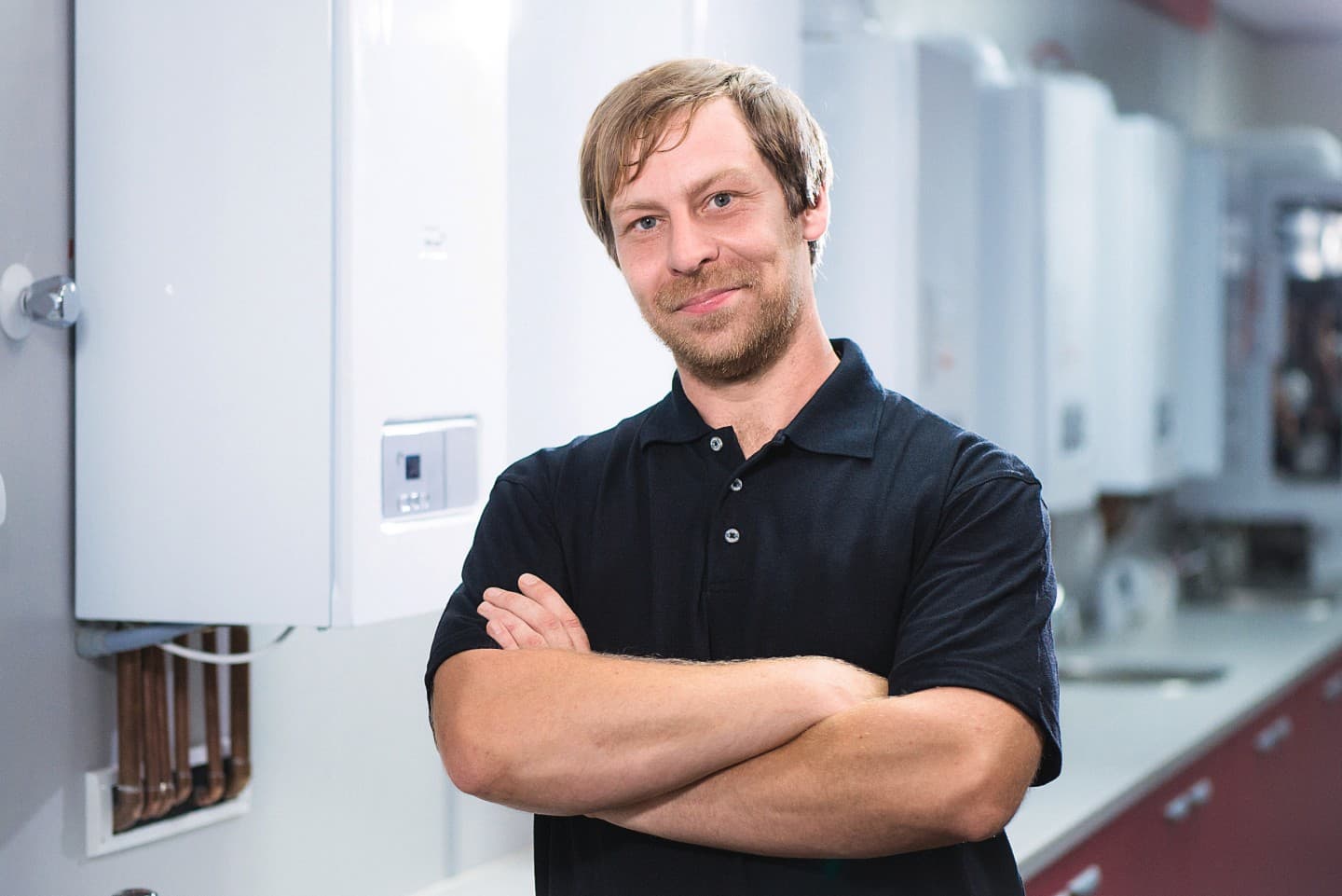 Om în prim-plan și cazan în fundal